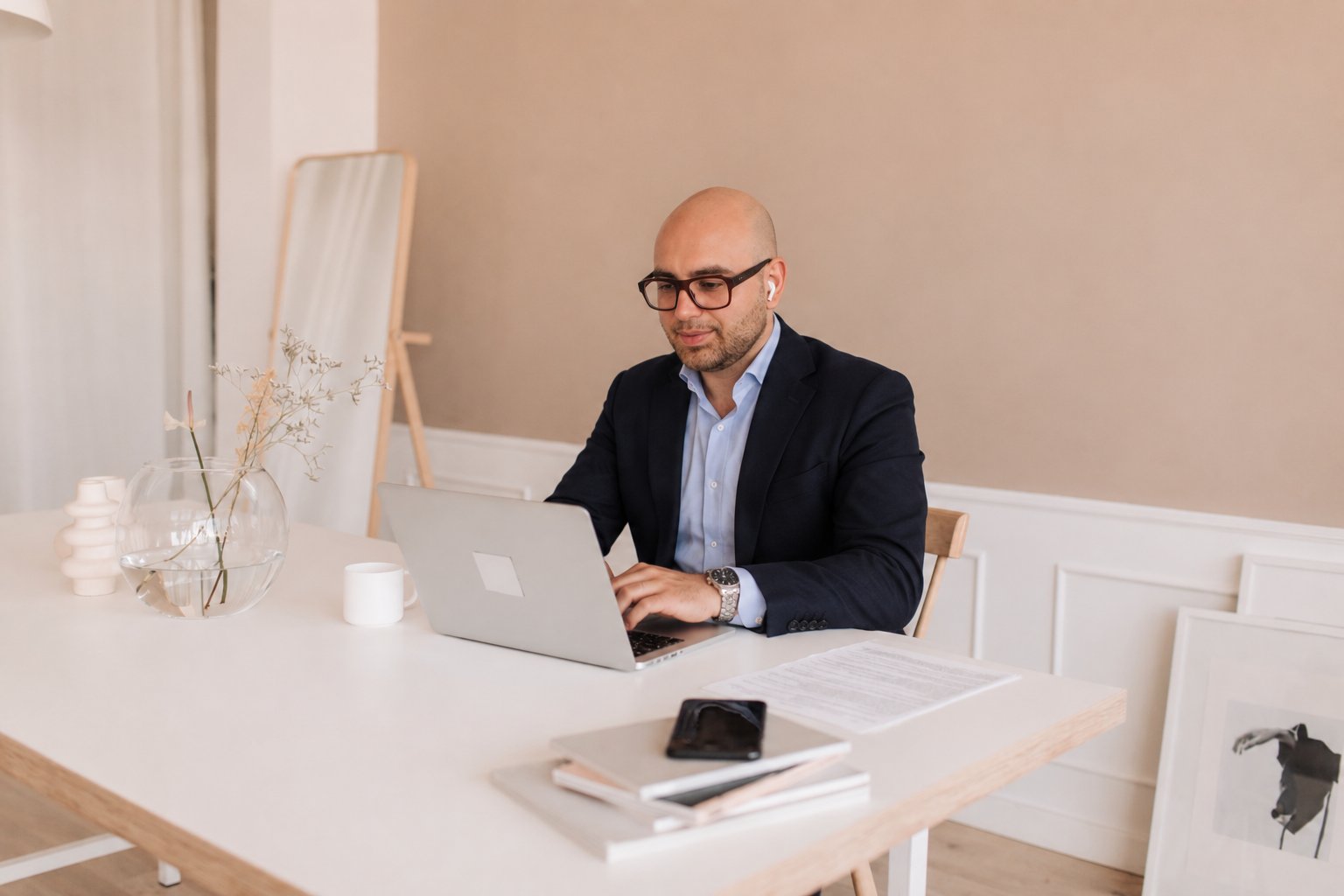 Fabrizio Varvella al lavoro sulla creazione di un sito web